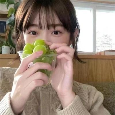 她背后的那双手